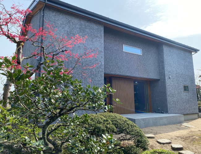 吹き抜け×大開口の平屋が魅せる光と開放感【青木工務店】新潟市西区|洗練された設計が光る完成住宅の見学レポート!!