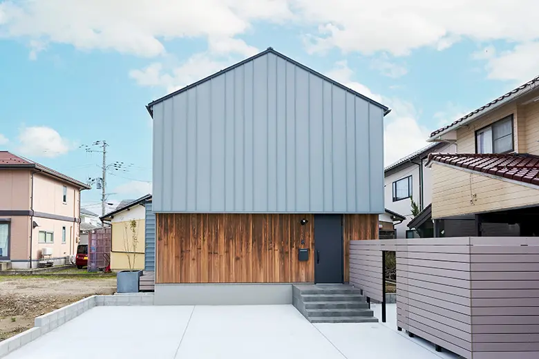 10/4(土),5(日)新潟市西区山田【<ruby>DETAIL BASE<rt>ディテール・ベース</rt></ruby>】の見学会｜L型キッチン＆大開口サッシが特徴の三角屋根×杉板サイディングの家