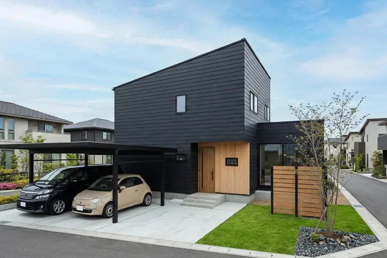 ガルバリウム×木目のシャープな外観。角地の光を活かす窓計画【<ruby>DETAIL HOME<rt>ディテールホーム</rt></ruby>】4/18(土),19(日)