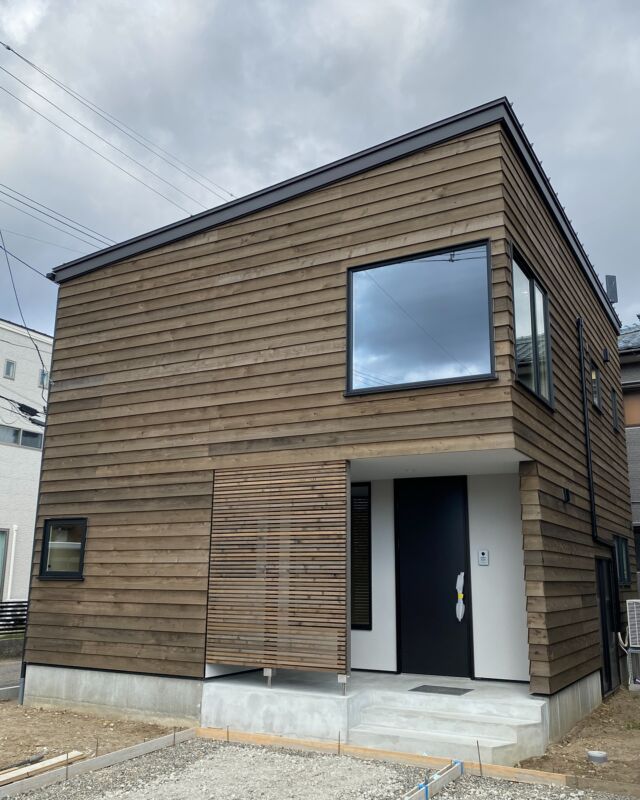 体感しないと分からない、
2階リビングの魅力◎

大きな窓からたっぷり光が入るし、
外からの視線も気にならないって最高じゃん…！

しかもベンチとキャットウォークが繋がってて、
子どももネコもご機嫌な間取り🐈👧

内装も木の表情がすごく美しくて、
“整ってるのに、ちゃんと落ち着く”。

2階リビング、ちょっとアリかも。
これから家づくりの方、
一度体感してみてほしい👏

他のお家もプロフィールから！
@sumiko_niigata

✎＿＿＿＿＿＿＿＿＿＿＿＿＿＿

フォローしてくれると喜びます
@sumiko_niigata

30代 2児の母
年間100棟以上のお家を見学🏠
主婦目線で家づくり情報を発信中～

DMすべてお返ししてます✉
気軽に相談してね 𓁉

✎＿＿＿＿＿＿＿＿＿＿＿＿＿＿
#ユースフルハウス
#じゅうたく通信
#家づくり迷子 #2階リビング #見学レポ #注文住宅新築