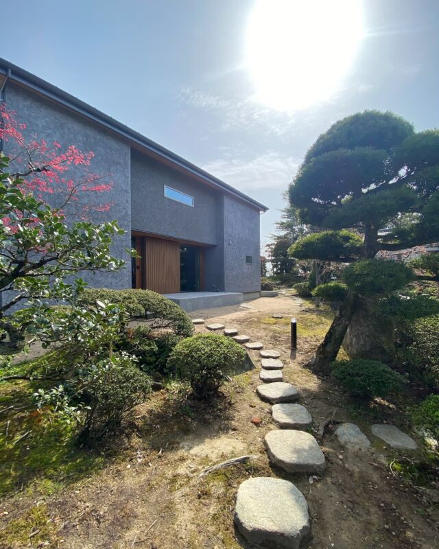 この家、正直…
“理想の暮らし”の詰め合わせでした。

リビングの南窓からは空を見上げ、
北側の窓はタイルデッキと庭へスーッとつながる。

開放感はもちろん、
自然素材のやさしい空気感が心地よくて✨

「ジャパンディインテリア好きにはたまらん」と
声に出して言ってしまったレベル😂

✅UA値0.20で超断熱
✅無垢×グレー×格子の美デザイン
✅太陽光＋床下エアコンのパッシブ設計

今っぽいのに、ずっと住み続けたくなる家。
気になる方は絶対チェックして…！
〜4/20(日)見学会開催中🌸

スミコが予約代行いたします〜◎

他のお家もプロフィールから！
@sumiko_niigata

✎＿＿＿＿＿＿＿＿＿＿＿＿＿＿

フォローしてくれると喜びます
@sumiko_niigata

30代 2児の母
年間100棟以上のお家を見学🏠
主婦目線で家づくり情報を発信中～

DMすべてお返ししてます✉
気軽に相談してね 𓁉

✎＿＿＿＿＿＿＿＿＿＿＿＿＿＿
#青木工務店
#じゅうたく通信
#床下エアコン #吹き抜けリビング #畳スペース