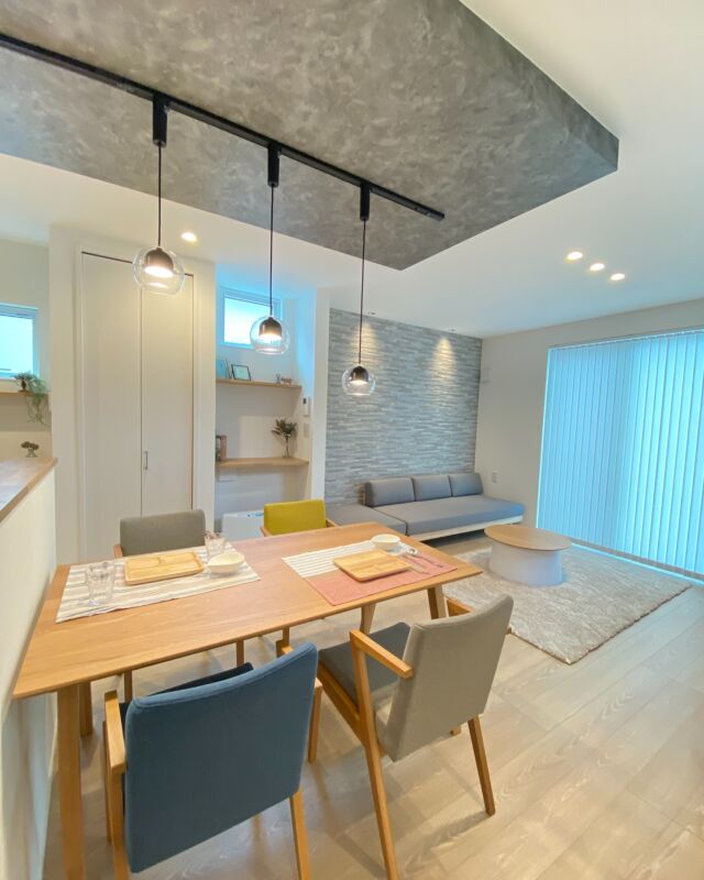回遊できるキッチン、家事ラク度えぐい。

中央区親松の築40年フルリノベした
@renovation.detail.home さんのモデルハウス、
行ってきました🏡

このおうち…
アイランドキッチン×回遊動線×乾太くん
この3つで家事ラク度爆上がり💥

しかも寝室の隣に脱衣所＆お風呂！
「家事動線」が完結しちゃう1階フロア、憧れますよね。

キッチンのグレー天井で空間が仕切られてて、料理中の集中感もUP↑
家づくりって「ちょっとした工夫」が毎日の快適さを左右します☺️

このリノベ見て
「平屋感覚で住める家」も
めっちゃアリだな〜って思いました！

▶家事ラク間取りに興味ある方、保存必須です📎
▶あなたにピッタリの住宅会社紹介◎
　お気軽にDMくださいな📩

他のお家もプロフィールから！
@sumiko_niigata

✎＿＿＿＿＿＿＿＿＿＿＿＿＿＿

フォローしてくれると喜びます
@sumiko_niigata

30代 2児の母
年間100棟以上のお家を見学🏠
主婦目線で家づくり情報を発信中～

DMすべてお返ししてます✉
気軽に相談してね 𓁉

✎＿＿＿＿＿＿＿＿＿＿＿＿＿＿
#ディテールリノベ
#じゅうたく通信
#中古住宅 #リノベーション #リノベ #新潟の暮らし