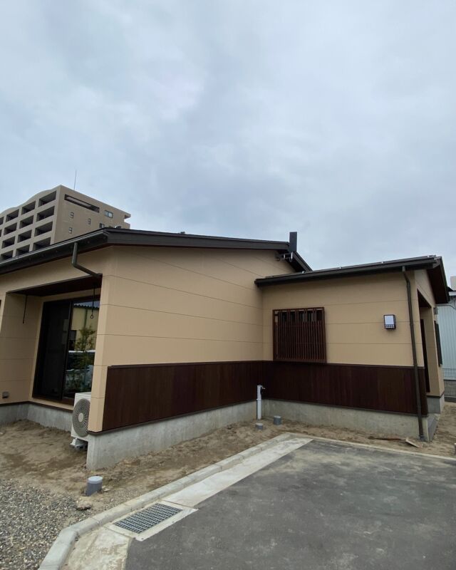 どこか懐かしい趣のある新築平屋、

女池の完成住宅を見学させてもらいました👀
@kayano1921 さんの平屋、
素材にこだわるからこそ
見ても楽しめ、触っても落ち着ける
『和』を感じられる空間でした😊

他のお家もプロフィールから！
@sumiko_niigata

✎＿＿＿＿＿＿＿＿＿＿＿＿＿＿

フォローしてくれると喜びます
@sumiko_niigata

30代 2児の母
年間100棟以上のお家を見学🏠
主婦目線で家づくり情報を発信中～

DMすべてお返ししてます✉
気軽に相談してね 𓁉

✎＿＿＿＿＿＿＿＿＿＿＿＿＿＿
#カヤノ
#じゅうたく通信
#平屋暮らし #古民家風 #フルオーダー住宅