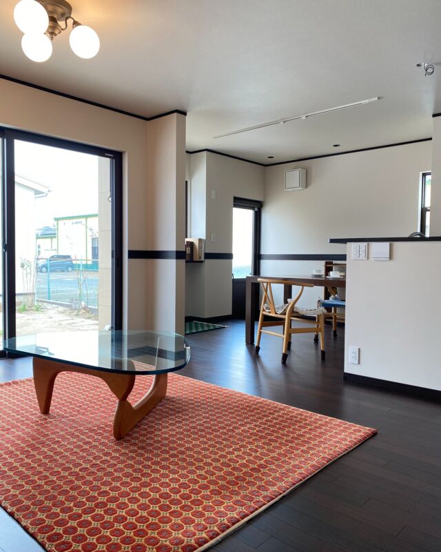 見てきたよ〜！ 南出来島の平屋の完成住宅！�
「思い出も大事にしたい」って希望を 
ひとつひとつカタチにしたおうちだったよ◎

家具も仏壇も受け継ぎながら �床暖・バリアフリー・回遊動線で これからの暮らしも快適に
�ダークな無垢材に�古民家風の雰囲気で、旅館気分♨

スミコ的には、 �「今の好き」と「これからの安心」� どっちも大事だな〜って改めて実感！

スミコへの相談待ってます�Instagramメッセージ or LINEでお気軽にどうぞ！
�このお家の詳しい情報は �プロフィールリンク「じゅうたく通信」ブログから

�@kayano1921 さんのお家でした🙌

✎＿＿＿＿＿＿＿＿＿＿＿＿＿＿

フォローしてくれると喜びます
@sumiko_niigata

30代 2児の母
年間100棟以上のお家を見学🏠
主婦目線で家づくり情報を発信中～

DMすべてお返ししてます✉
気軽に相談してね 𓁉

✎＿＿＿＿＿＿＿＿＿＿＿＿＿＿
#カヤノ
#じゅうたく通信
#古民家風 #住み替え計画 #新築戸建て注文住宅 #マイホームアイディア