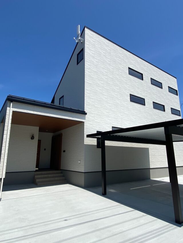 「モデルハウスこのまま建てたい！」

という希望から、この度完成し
これから引渡し予定の
@toonehouse さんの亀貝のお宅😍

もともとのモデルハウスも
スミコ、もちろん見学してたんだけど
グレードアップ
& 施主さんの暮らしの希望を叶えた工夫が満載♡

住みたくなっちゃう完成住宅、
ここにもありました〜。
追加費用ゼロの造作家具のオリジナリティも
使いやすさも魅力ありすぎ！

他のお家もプロフィールから！
@sumiko_niigata

✎＿＿＿＿＿＿＿＿＿＿＿＿＿＿

フォローしてくれると喜びます
@sumiko_niigata

30代 2児の母
年間100棟以上のお家を見学🏠
主婦目線で家づくり情報を発信中～

DMすべてお返ししてます✉
気軽に相談してね 𓁉

✎＿＿＿＿＿＿＿＿＿＿＿＿＿＿
#トーンハウス
#じゅうたく通信
#テラスのある家 #造作家具のある家 #リビング土間 #注文住宅新築一戸建て